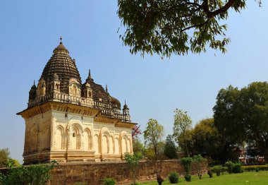 KHAJURAHO INDIA MADYHA PRADESH - 03 2023: Khajuraho Anıtlar Grubu, nagara tarzı mimari sembolizmleri ve birkaç erotik heykelleriyle ünlü Hindu ve Jain tapınaklarıdır.