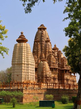 KHAJURAHO INDIA MADYHA PRADESH - 03 2023: Khajuraho Anıtlar Grubu, nagara tarzı mimari sembolizmleri ve birkaç erotik heykelleriyle ünlü Hindu ve Jain tapınaklarıdır.