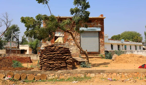 RURAL RAJASTHAN INDIA - 02: 15 2023: Gujarat 'tan gelen inek dışkısı kekleri ve Hindistan' da yemek pişirmek için alternatif yakıt olarak kullanılıyor.