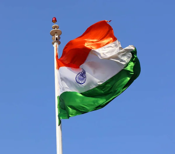 India Nemzeti Zászló Integetett Pólus Ellen Mély Kék Háttér — Stock Fotó