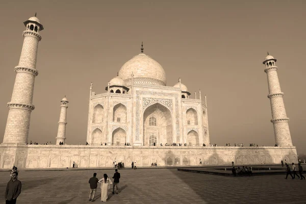 Taj Mahal Uttar Pradesh India 2023年 タージ マハルの眺めは アグラのヤムナ川の右岸にある象牙の白い大理石の霊廟です — ストック写真