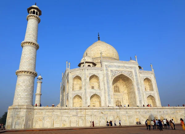 TAJ MAHAL UTTAR PRADESH INDIA - 03 01 2023: Taj Mahal manzarası Agra 'daki Yamuna nehrinin sağ kıyısındaki fildişi beyazı mermer mozoledir.