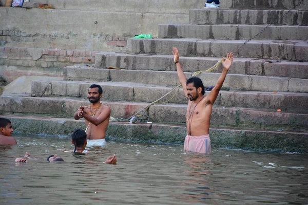 Varanasi Bhojpur Purvanchal India 2023 Индусы Принимают Ритуальные Ванны Реке — стоковое фото