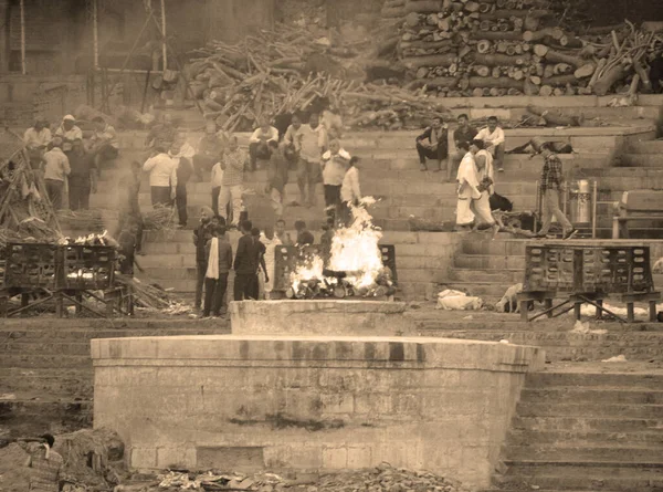 stock image VARANASI BHOJPUR PURVANCHAL INDIA - 03 05 2023: View of the ceremony of the cremation of a unknown Hindu person at Manikarnika Ghat front the Ganges river in Varanasi