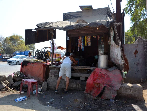 Rajasthan India 2023年 サトウキビジュースを抽出する男の屋台 — ストック写真