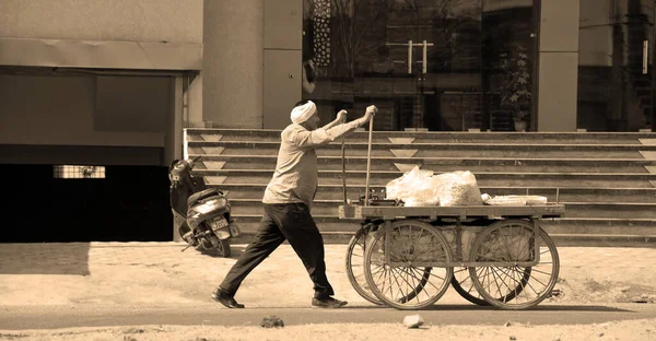 Rajasthan India 2023 Człowiek Prowadzi Ruchomy Licznik India Street Food — Zdjęcie stockowe