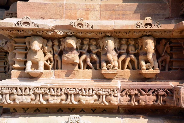 Khajuraho India Madyha Pradesh 2023年3月3日 カジュラホ記念碑のグループは 彼らのナーガスタイルの建築の象徴といくつかのエロ彫刻で有名なヒンズー教とジャイナ教の寺院のグループです — ストック写真