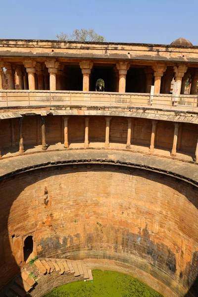 GWALIOR MADHYA PRADESH - 03 01 01 2023: Stepwells, ayrıca bawdi veya baoli olarak da adlandırılır, suyun bir dizi basamak inerek ulaşılabileceği kuyu veya göletlerdir.