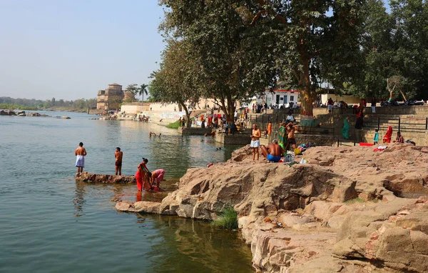 Orccha Madhya Pradesh India 2023 Непізнані Індійські Люди Купаються Річці — стокове фото