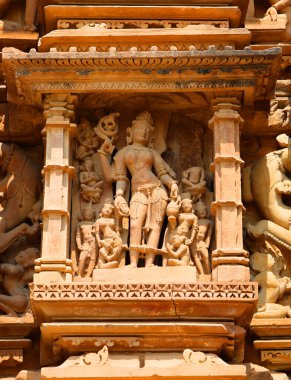 KHAJURAHO INDIA MADYHA PRADESH - 03 2023: Khajuraho Anıtlar Grubu, nagara tarzı mimari sembolizmleri ve birkaç erotik heykelleriyle ünlü Hindu ve Jain tapınaklarıdır.