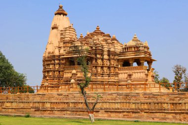 KHAJURAHO INDIA MADYHA PRADESH - 03 2023: Khajuraho Anıtlar Grubu, nagara tarzı mimari sembolizmleri ve birkaç erotik heykelleriyle ünlü Hindu ve Jain tapınaklarıdır.