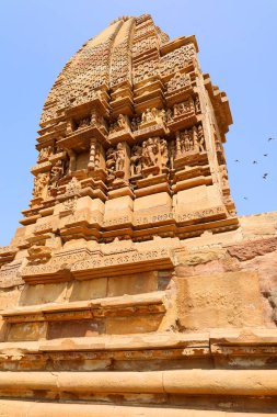 KHAJURAHO INDIA MADYHA PRADESH - 03 2023: Khajuraho Anıtlar Grubu, nagara tarzı mimari sembolizmleri ve birkaç erotik heykelleriyle ünlü Hindu ve Jain tapınaklarıdır.