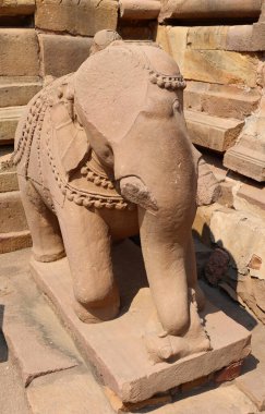 KHAJURAHO INDIA MADYHA PRADESH - 03 2023: Ganesh Khajuraho Anıtlar Grubu nagara tarzı mimari sembolizmleri ve birkaç erotik heykelleriyle ünlü Hindu ve Jain tapınaklarıdır.