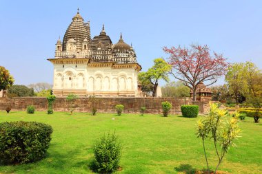 KHAJURAHO INDIA MADYHA PRADESH - 03 2023: Khajuraho Anıtlar Grubu, nagara tarzı mimari sembolizmleri ve birkaç erotik heykelleriyle ünlü Hindu ve Jain tapınaklarıdır.