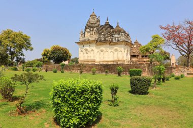 KHAJURAHO INDIA MADYHA PRADESH - 03 2023: Khajuraho Anıtlar Grubu, nagara tarzı mimari sembolizmleri ve birkaç erotik heykelleriyle ünlü Hindu ve Jain tapınaklarıdır.