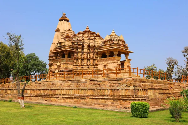 Khajuraho India Madyha Pradesh 003 2023 Khajuraho Group Monuments是一组印度教和简派庙宇 以其纳加拉风格的建筑象征和少数情色雕塑而闻名 — 图库照片