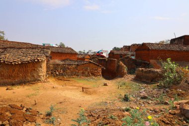KHAJURAHO INDIA MADYHA PRADESH - 03 2023: Geleneksel köy evinin manzarası. İnsanların sağlık hizmetleri yetersiz ve temel olarak sosyal hizmetler alma kapasitesi yok..