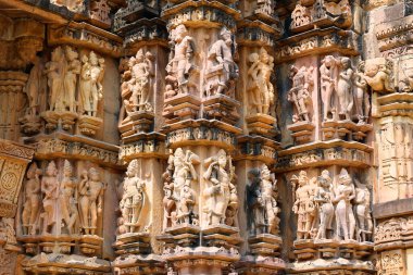 KHAJURAHO INDIA MADYHA PRADESH - 03 2023: Khajuraho Anıtlar Grubu, nagara tarzı mimari sembolizmleri ve birkaç erotik heykelleriyle ünlü Hindu ve Jain tapınaklarıdır.