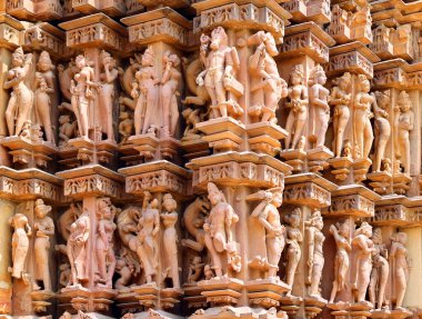 KHAJURAHO INDIA MADYHA PRADESH - 03 2023: Khajuraho Anıtlar Grubu, nagara tarzı mimari sembolizmleri ve birkaç erotik heykelleriyle ünlü Hindu ve Jain tapınaklarıdır.