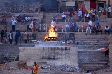 VARANASI BHOJPUR PURVANCHAL INDIA - 03 05 05 2023: Manikarnika Ghat 'ta bilinmeyen bir Hintlinin yakılma töreninin görüntüsü Varanasi' deki Ganj nehri önünde.