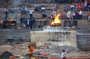 VARANASI BHOJPUR PURVANCHAL INDIA - 03 05 05 2023: Manikarnika Ghat 'ta bilinmeyen bir Hintlinin yakılma töreninin görüntüsü Varanasi' deki Ganj nehri önünde.
