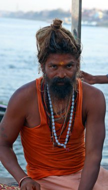 VARANASI BHOJPUR PURVANCHAL INDIA - 03 05 05 2023: Hindu Sadhu kutsal adam kutsal Varanasi, Benares, Kuzey Hindistan 'da Shiva caddesinde geleneksel semboller yaptı.