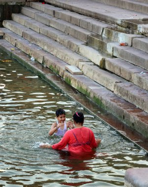VARANASI BHOJPUR PURVANCHAL INDIA - 03 05 2023: Hindular Hindistan 'ın kutsal kenti Varanasi' deki Ganga nehrinde ayin banyosu yapıyorlar. Kutsal ayin banyosu her gün yapılır..
