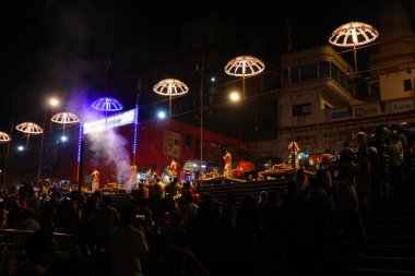 VARANASI BHOJPUR PURVANCHAL INDIA - 03 05 05 2023: Dashashwamedh ghat 'ta Varanasi Ganga aarti ayinleri Ganj Nehri' nde genç rahipler tarafından her gün günbatımından sonra gerçekleştirilir.