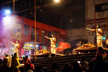 VARANASI BHOJPUR PURVANCHAL INDIA - 03 05 05 2023: Dashashwamedh ghat 'ta Varanasi Ganga aarti ayinleri Ganj Nehri' nde genç rahipler tarafından her gün günbatımından sonra gerçekleştirilir.
