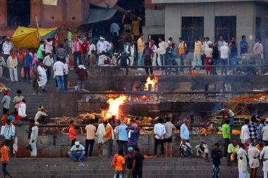VARANASI BHOJPUR PURVANCHAL INDIA - 03 05 05 2023: Manikarnika Ghat 'ta bilinmeyen bir Hintlinin yakılma töreninin görüntüsü Varanasi' deki Ganj nehri önünde.