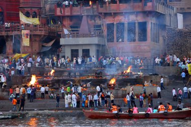 VARANASI BHOJPUR PURVANCHAL INDIA - 03 05 05 2023: Manikarnika Ghat 'ta bilinmeyen bir Hintlinin yakılma töreninin görüntüsü Varanasi' deki Ganj nehri önünde.