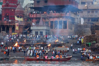 VARANASI BHOJPUR PURVANCHAL INDIA - 03 05 05 2023: Manikarnika Ghat 'ta bilinmeyen bir Hintlinin yakılma töreninin görüntüsü Varanasi' deki Ganj nehri önünde.