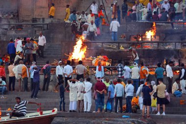 VARANASI BHOJPUR PURVANCHAL INDIA - 03 05 05 2023: Manikarnika Ghat 'ta bilinmeyen bir Hintlinin yakılma töreninin görüntüsü Varanasi' deki Ganj nehri önünde.