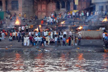 VARANASI BHOJPUR PURVANCHAL INDIA - 03 05 05 2023: Manikarnika Ghat 'ta bilinmeyen bir Hintlinin yakılma töreninin görüntüsü Varanasi' deki Ganj nehri önünde.