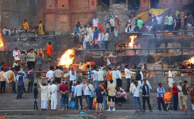 VARANASI BHOJPUR PURVANCHAL INDIA - 03 05 05 2023: Manikarnika Ghat 'ta bilinmeyen bir Hintlinin yakılma töreninin görüntüsü Varanasi' deki Ganj nehri önünde.