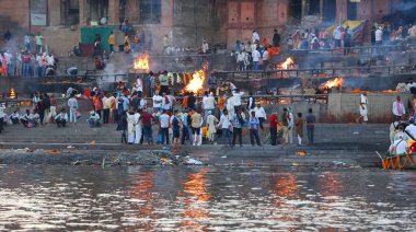 VARANASI BHOJPUR PURVANCHAL INDIA - 03 05 05 2023: Manikarnika Ghat 'ta bilinmeyen bir Hintlinin yakılma töreninin görüntüsü Varanasi' deki Ganj nehri önünde.