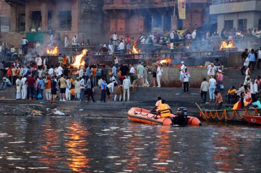 VARANASI BHOJPUR PURVANCHAL INDIA - 03 05 05 2023: Manikarnika Ghat 'ta bilinmeyen bir Hintlinin yakılma töreninin görüntüsü Varanasi' deki Ganj nehri önünde.