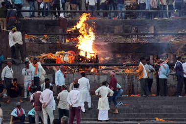 VARANASI BHOJPUR PURVANCHAL INDIA - 03 05 05 2023: Manikarnika Ghat 'ta bilinmeyen bir Hintlinin yakılma töreninin görüntüsü Varanasi' deki Ganj nehri önünde.