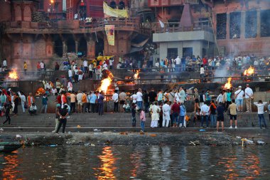 VARANASI BHOJPUR PURVANCHAL INDIA - 03 05 05 2023: Manikarnika Ghat 'ta bilinmeyen bir Hintlinin yakılma töreninin görüntüsü Varanasi' deki Ganj nehri önünde.