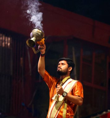 VARANASI BHOJPUR PURVANCHAL INDIA - 03 05 05 2023: Dashashwamedh ghat 'ta Varanasi Ganga aarti ayinleri Ganj Nehri' nde genç rahipler tarafından her gün günbatımından sonra gerçekleştirilir.