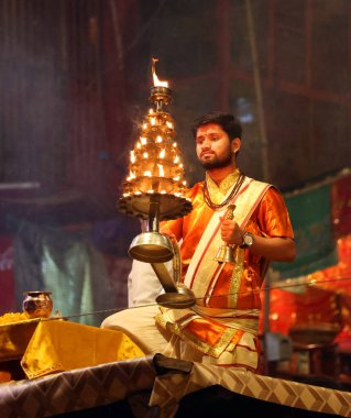 VARANASI BHOJPUR PURVANCHAL INDIA - 03 05 05 2023: Dashashwamedh ghat 'ta Varanasi Ganga aarti ayinleri Ganj Nehri' nde genç rahipler tarafından her gün günbatımından sonra gerçekleştirilir.