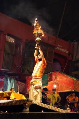 VARANASI BHOJPUR PURVANCHAL INDIA - 03 05 05 2023: Dashashwamedh ghat 'ta Varanasi Ganga aarti ayinleri Ganj Nehri' nde genç rahipler tarafından her gün günbatımından sonra gerçekleştirilir.