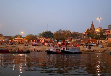 VARANASI BHOJPUR PURVANCHAL INDIA - 03 05 05 2023: Varanasi, Banaras veya Benares ve Kashithat Hindu dünyasında hac, ölüm ve yas geleneğinde merkezi bir yere sahiptir.