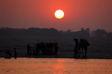 Hindistan 'da deniz kıyısında gün batımı