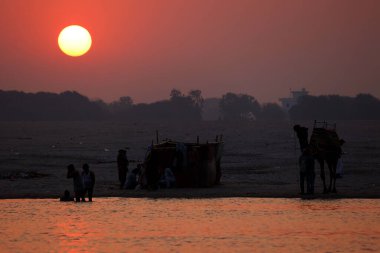 Hindistan 'da deniz kıyısında gün batımı