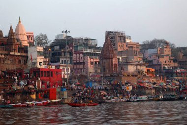 VARANASI BHOJPUR PURVANCHAL INDIA - 03 05 05 2023: Varanasi, Banaras veya Benares ve Kashithat Hindu dünyasında hac, ölüm ve yas geleneğinde merkezi bir yere sahiptir.