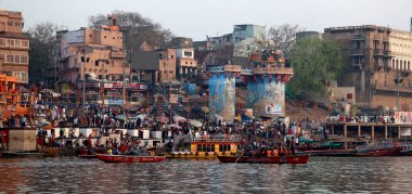 VARANASI BHOJPUR PURVANCHAL INDIA - 03 05 05 2023: Varanasi, Banaras veya Benares ve Kashithat Hindu dünyasında hac, ölüm ve yas geleneğinde merkezi bir yere sahiptir.