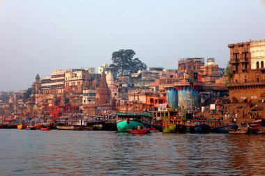 VARANASI BHOJPUR PURVANCHAL INDIA - 03 05 05 2023: Varanasi, Banaras veya Benares ve Kashithat Hindu dünyasında hac, ölüm ve yas geleneğinde merkezi bir yere sahiptir.