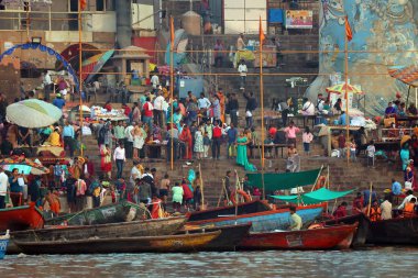 VARANASI BHOJPUR PURVANCHAL INDIA - 03 05 05 2023: Varanasi, Banaras veya Benares ve Kashithat Hindu dünyasında hac, ölüm ve yas geleneğinde merkezi bir yere sahiptir.