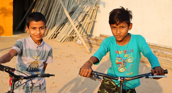 Khajuraho India 2023 Два Індійських Хлопчики Підлітки Велосипеді Сільській Дорозі — стокове фото